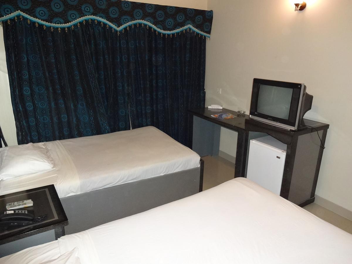 Hotel Sky Towers Karachi Eksteriør bilde